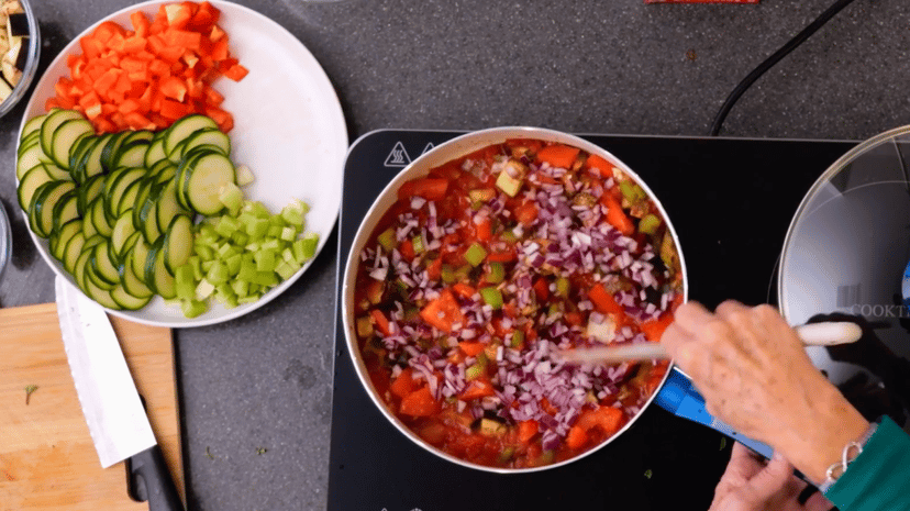 How to Make Healthy, Homemade Vegetable Pasta Sauce